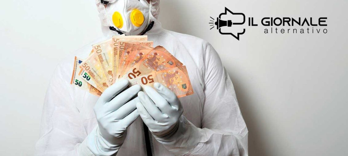 Un medico in tuta protettiva con i soldi in mano che raffigura il problema pandemic bonds