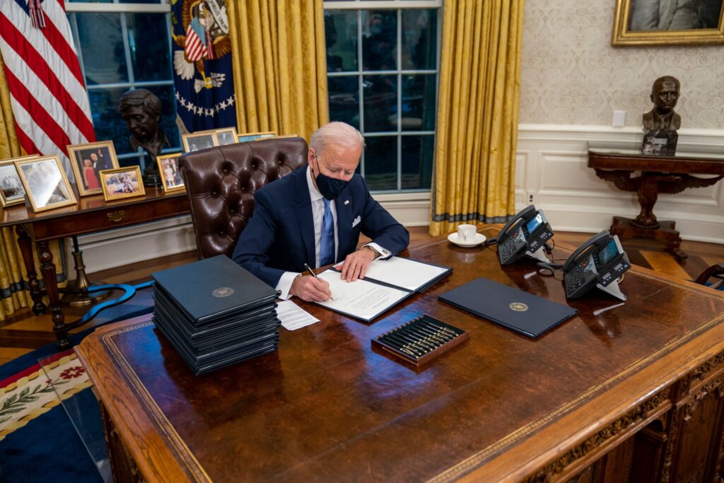 Biden e i primi 17 decreti per smantellare Trump