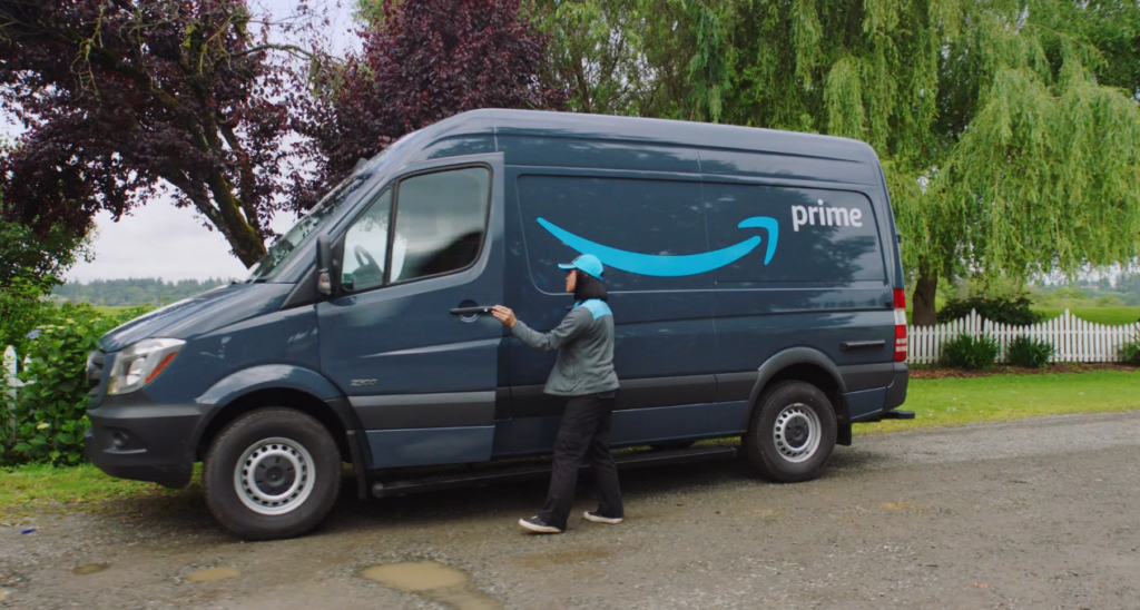 Amazon, non solo braccialetto elettronico. Videocamere e AI sui furgoni dei corrieri