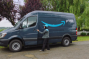Amazon, non solo braccialetto elettronico. Videocamere e AI sui furgoni dei corrieri