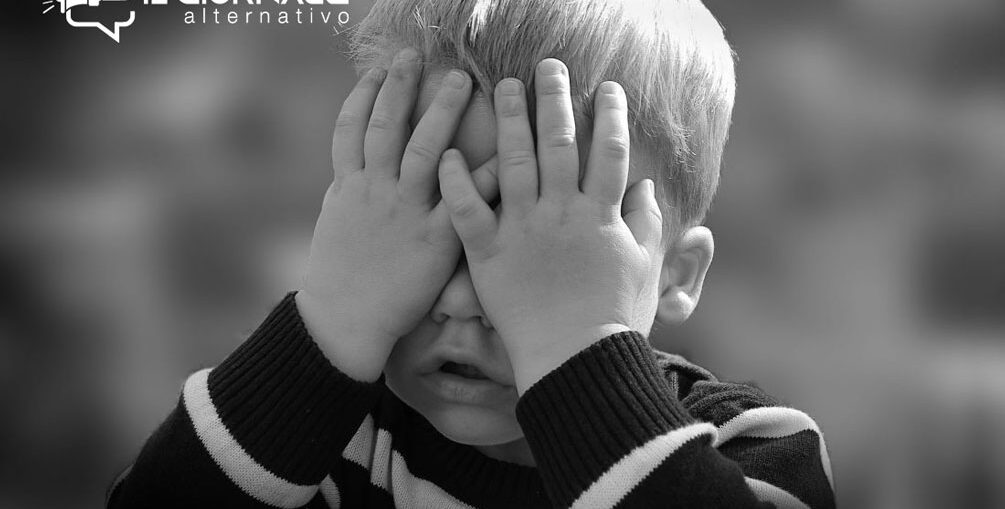 Pedofilia e chiesa, un bambino vittima che piange