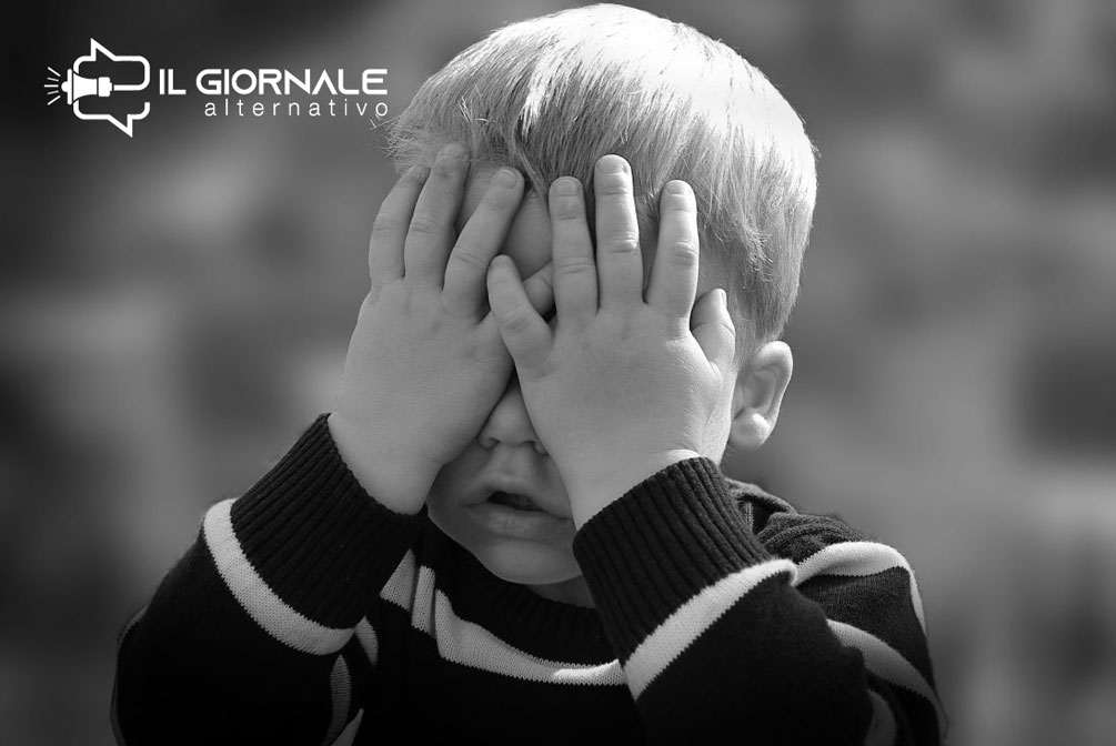 Pedofilia e chiesa, un bambino vittima che piange